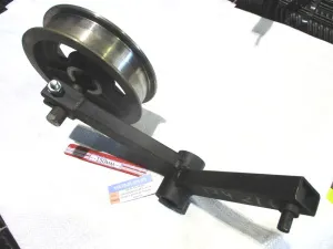 Шкив натяжной к/привода ИРС ал. в сб. с рычагом (Акрос) - аналог