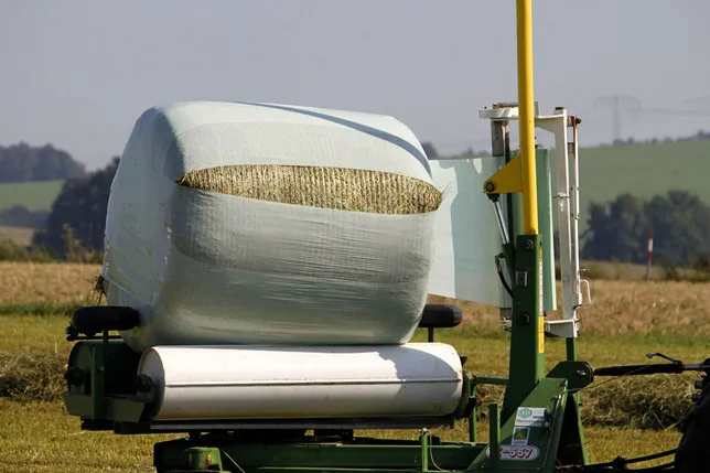 Сенаж: технологии заготовки, этапы производства и виды корма: Консервирование в рулонах